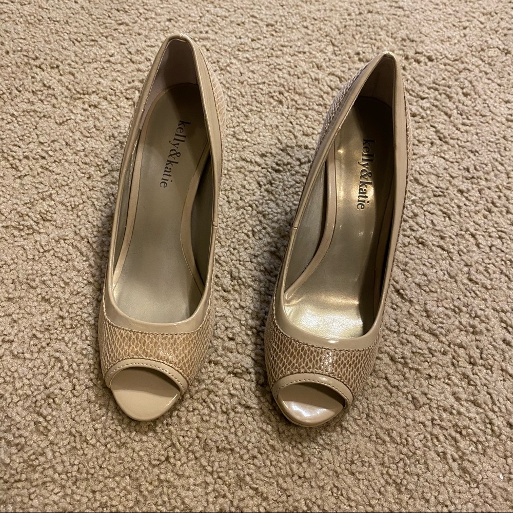 Kelly & Katie Peep Toe Pump Tan Patterned 3” High Heel Size 7